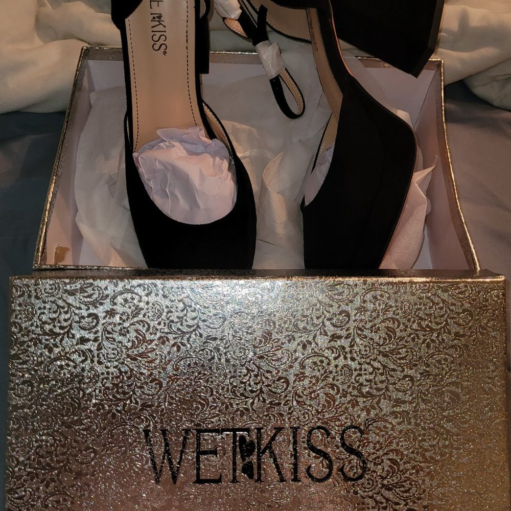 WET KISS Ankle Strap Closed Toe Platform Heel Pumps Suede Black Women Size 10.5